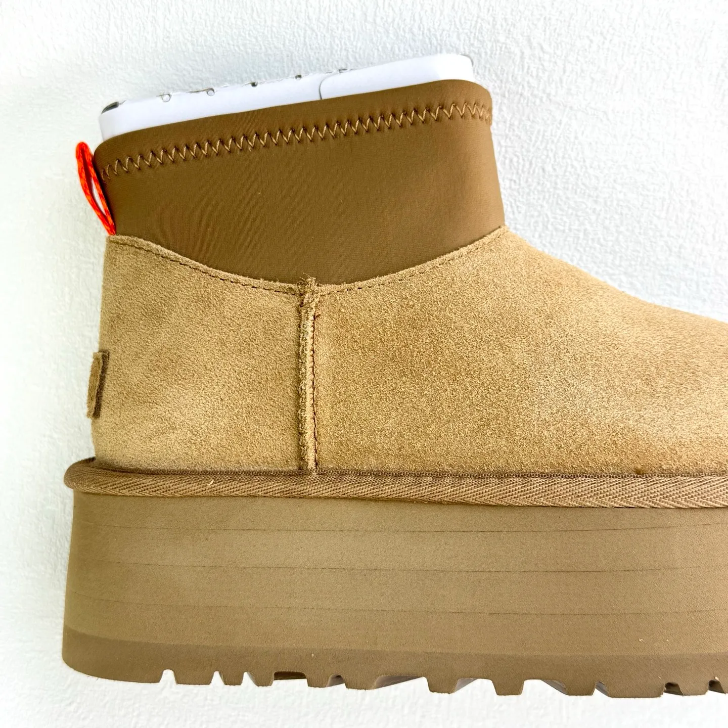 Self-pickup 💰480 Dilireba's same style short boots 2024 latest short elastic boots UGG Dipp boots Mini elastic all-in-one snow boots Short, low, elastic, thick sole 5CM style Upper design Made of high-quality suede, easy to care for, comfortable and fashionable at the same time. The inner material of the shoe is made of wool. It is warm and heat-locking to keep you warm in the winter. Sole design is lightweight and cushioning, making it comfortable to go out on the street. EVA outer disc makes walking easier FD official item number: 1168170 Size: 35 36 37 38 39 40